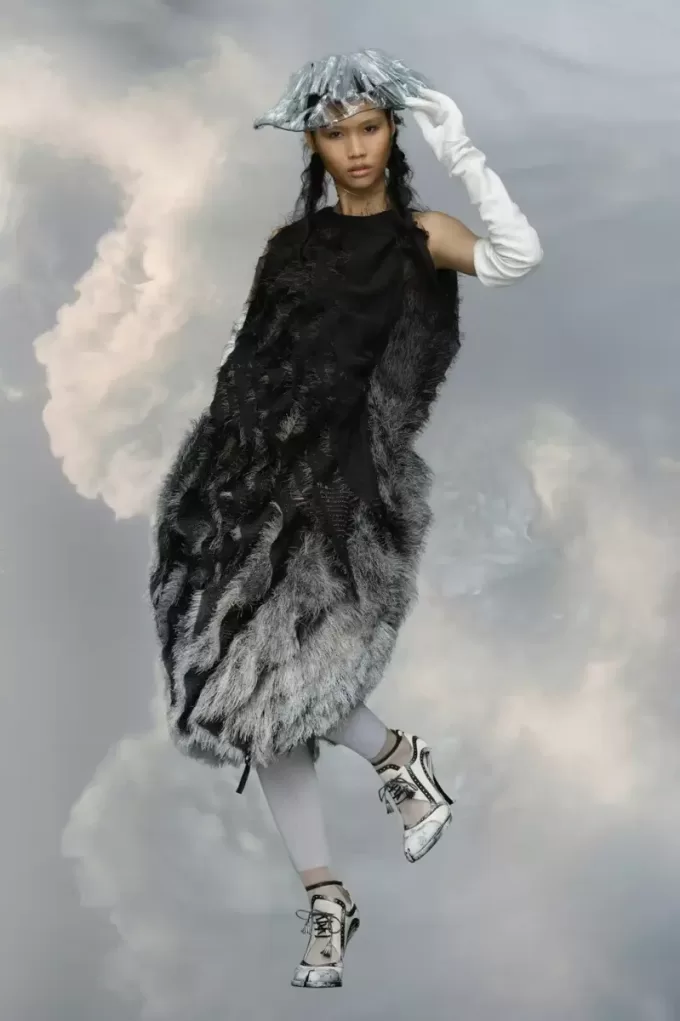 Abito con frange ricamate