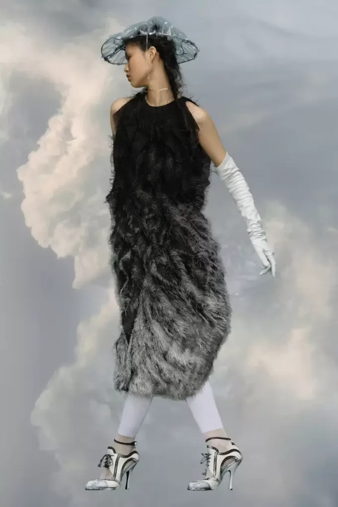 Abito con frange ricamate