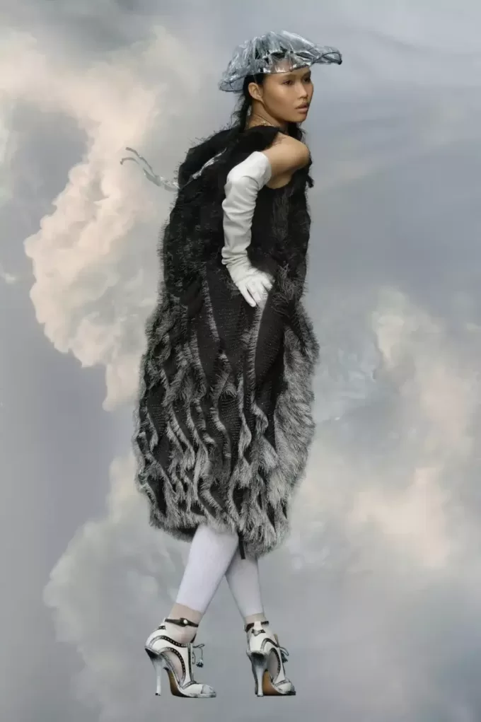 Abito con frange ricamate