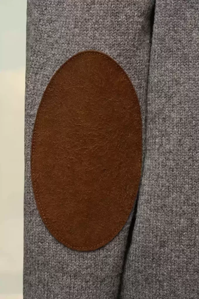 Cardigan con toppa sui gomiti