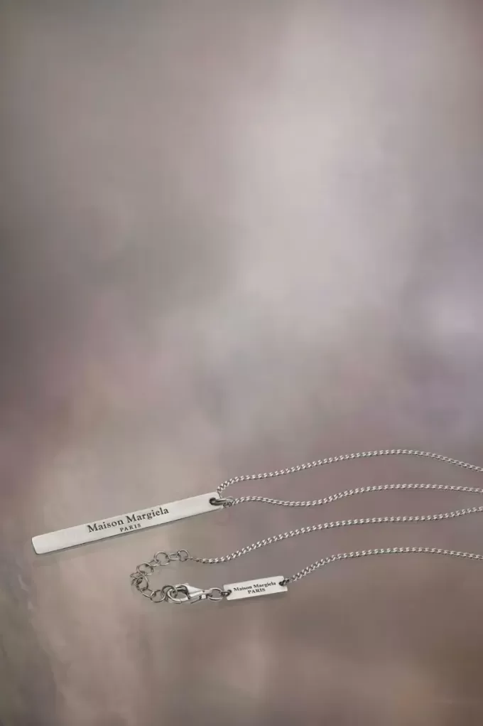 Collana con ciondolo con logo