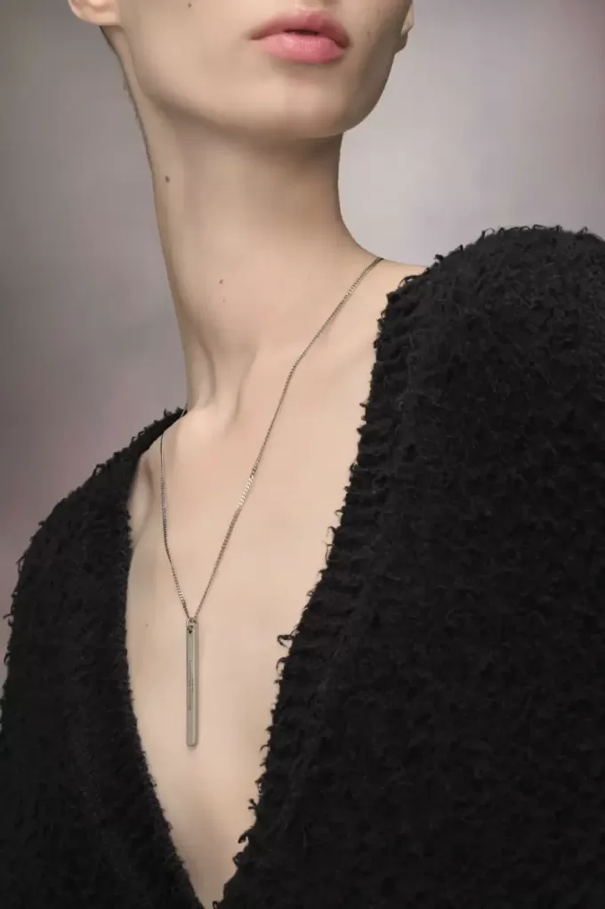 Collana con ciondolo con logo