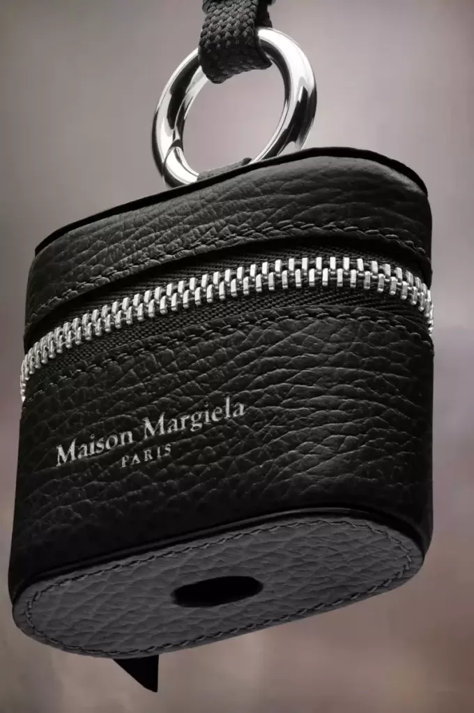 Custodia per AirPod con logo Maison Margiela