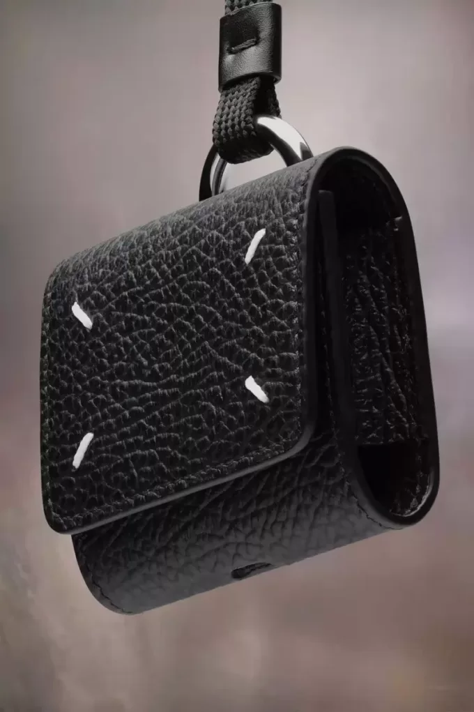 Custodia per AirPod con quattro punti di sutura