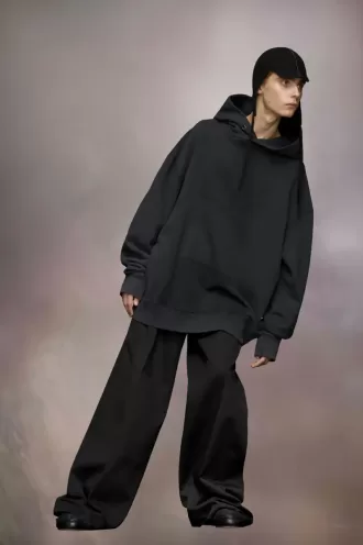 felpa con cappuccio con logo invertito 2 330x496 - Felpa con cappuccio con logo invertito