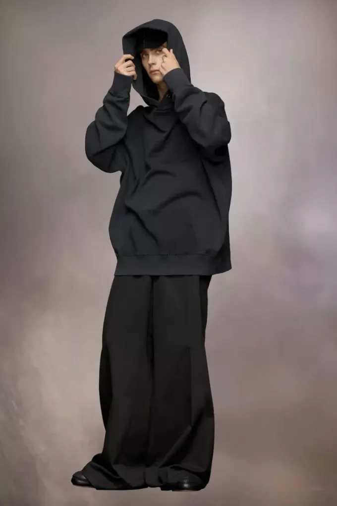 Felpa con cappuccio con logo invertito