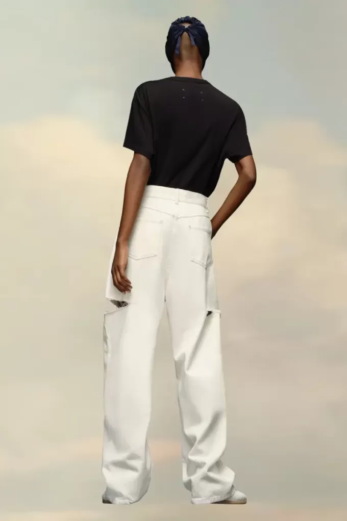 Jeans in denim con dettagli tagliati