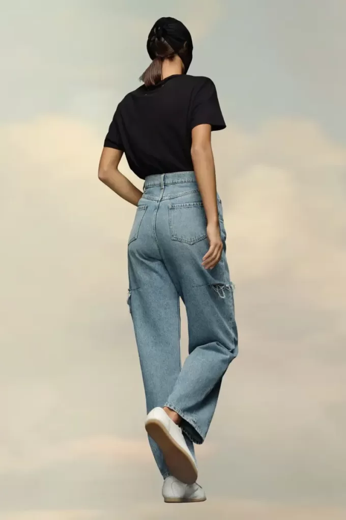 Jeans in denim con dettagli tagliati