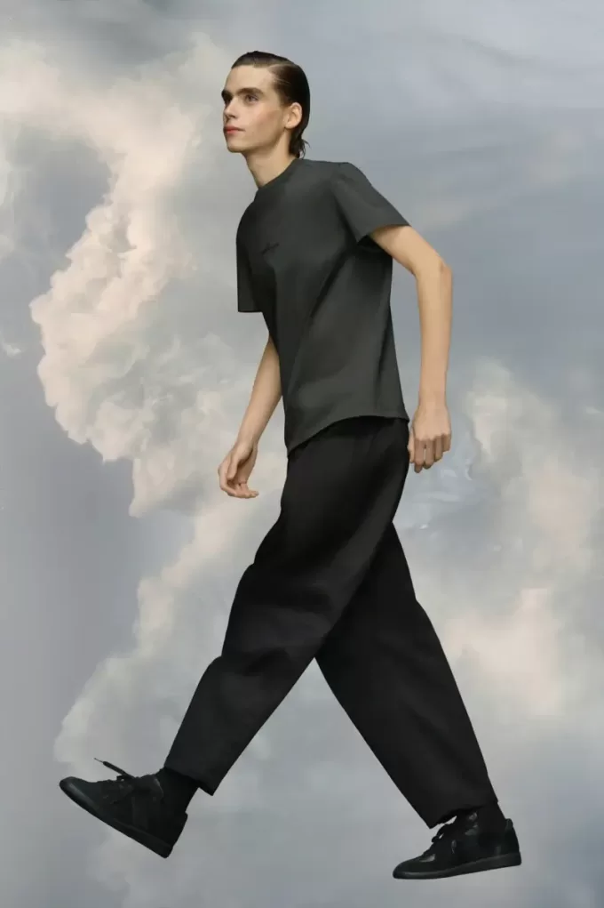 Maglietta con logo distorto