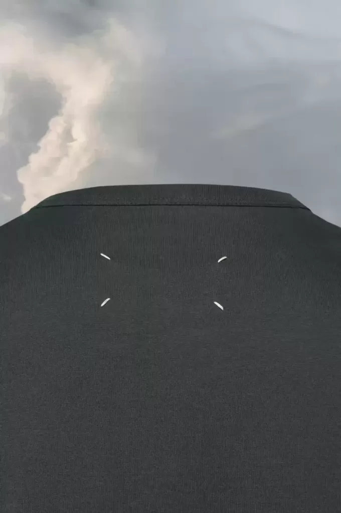 Maglietta con logo distorto