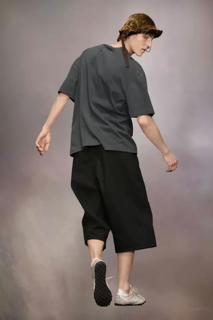 Maglietta con logo ricamato